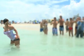 Exhibicionista causa furor en la playa