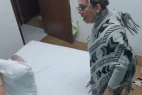 Pillada por su abuela mientras se masturba